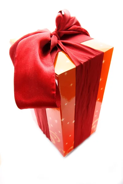 Подарочная коробка с красной лентой и изоляцией лука — стоковое фото
