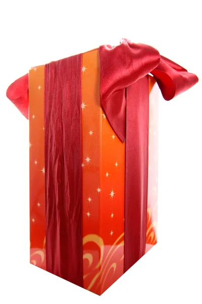 Caixa de presente com fita vermelha e arco isolado — Fotografia de Stock