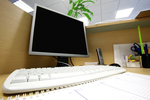 Local de trabalho de escritório com computador — Fotografia de Stock