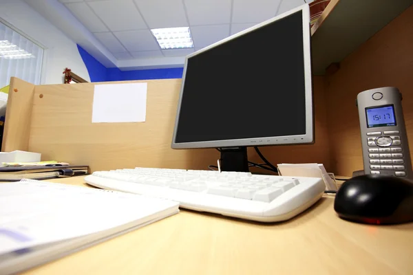 Posto di lavoro ufficio con computer — Foto Stock