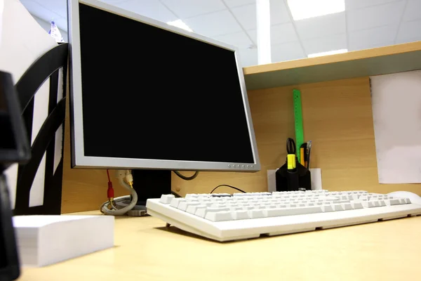 Büroarbeitsplatz mit Computer — Stockfoto