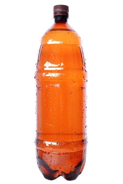 Коричневая пластиковая бутылка с изолированной крышкой — стоковое фото