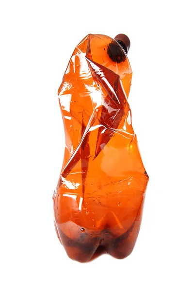 Раздавленная пластиковая бутылка, изолированная на белом — стоковое фото