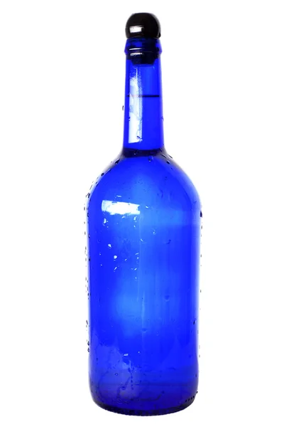 Голубая стеклянная бутылка с крышкой, изолированной на w — стоковое фото