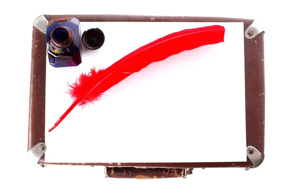 Penna rossa antica witn calamaio e suitcas — Foto Stock