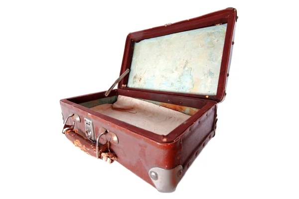 挨りだらけの開いている茶色の革のスーツケース人里 — ストック写真
