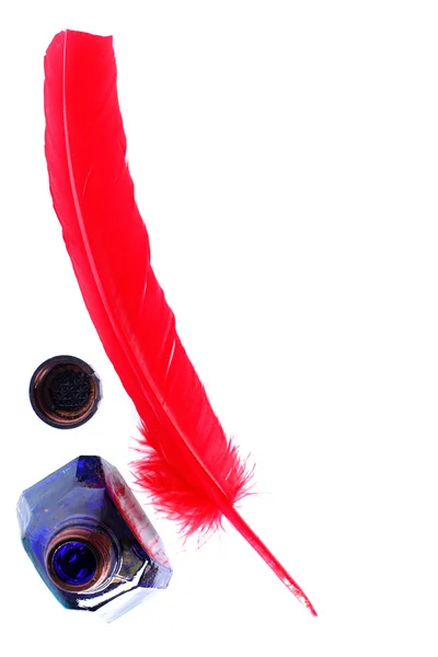 Penna rossa antica e calamaio isolato su — Foto Stock