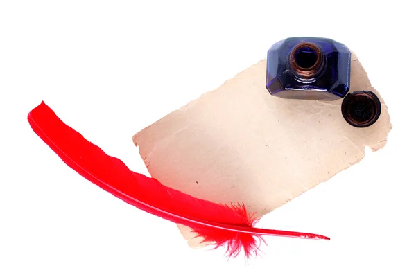 Antieke rode pen en inktpotje op oud papier — Stockfoto