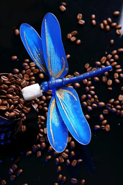 Equilibrio - libellula azzurra a fagioli di caffè — Foto Stock