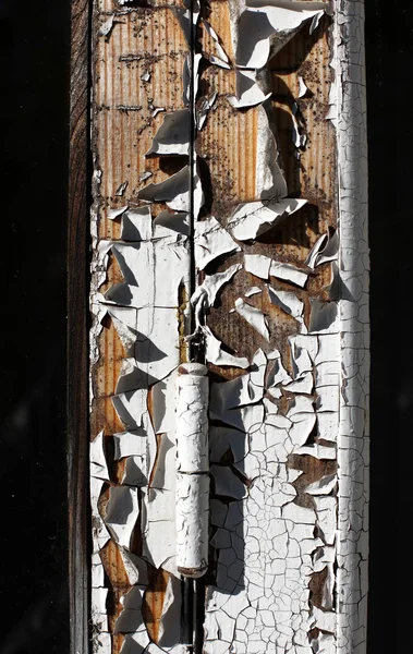 Erosie van verf op oude venster — Stockfoto