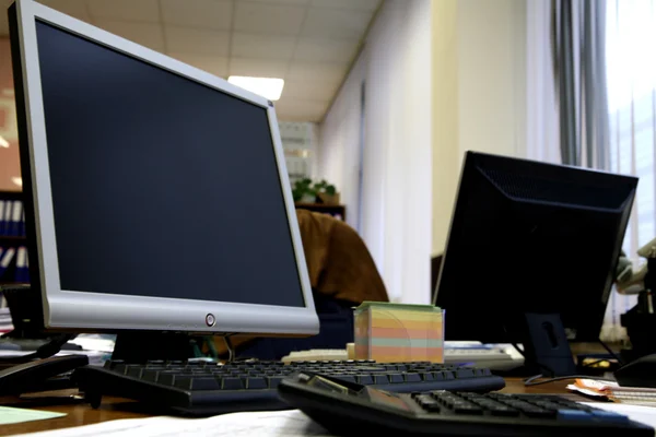 Local de trabalho de escritório com computador — Fotografia de Stock