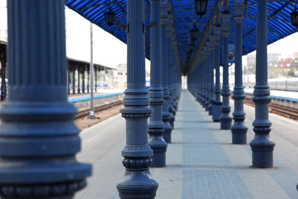 Estação ferroviária moderna em estilo retro — Fotografia de Stock
