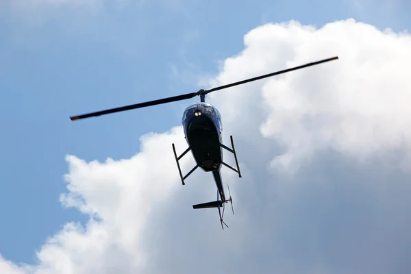 Летающий спасательный вертолет — стоковое фото