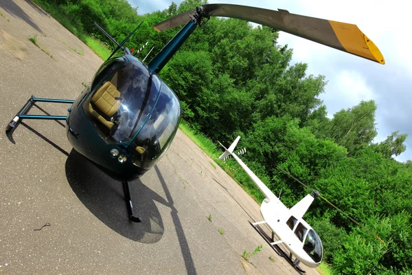 广角拍摄的两架直升机上 — 图库照片
