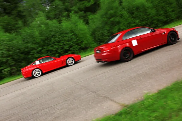 Röd sportbilar i åtgärd — Stockfoto