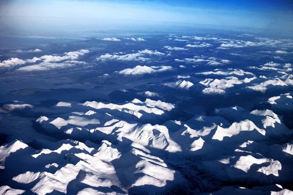 Zonsondergang over de bergen bedekt met sn — Stockfoto
