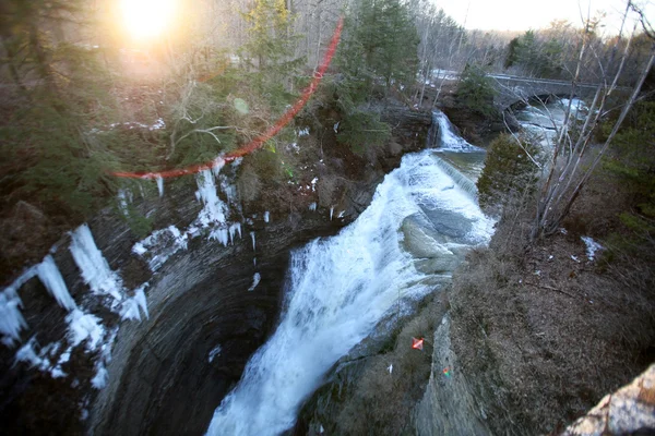 Winter waterval met zonnevlek — Stockfoto