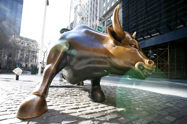 O marco Charging Bull em Lower Manhattan representa a força e o poder do americano — Fotografia de Stock