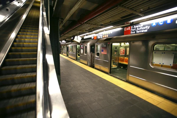 ニューヨークの地下鉄、タイムズ ・ スクエア駅 ストックフォト