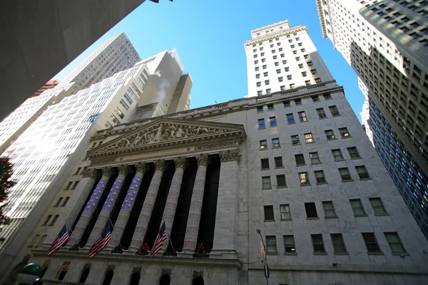 Classical New York Wall Street, arranha-céus em Manhattan — Fotografia de Stock