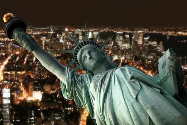 Estatua de la Libertad contra un Ne nocturno — Foto de Stock