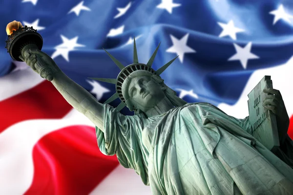 Statue de la Liberté de New York contre un drapeau de U — Photo