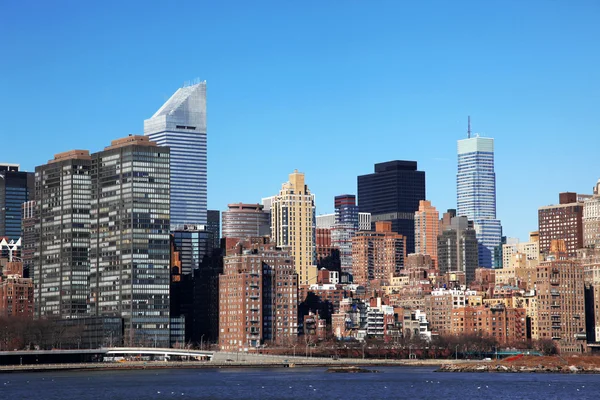 Panorama Manhattanu v New Yorku s dominantními mrakodrapy. — Stock fotografie