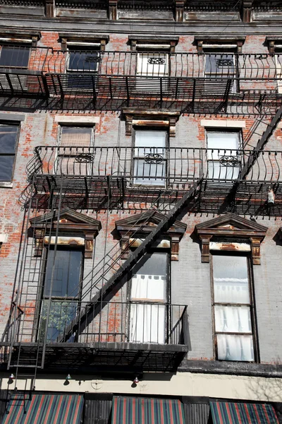 NY clássico - janelas e escadas — Fotografia de Stock