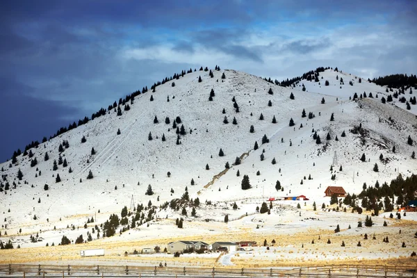 Sezon zimowy w wiejskiej okolicy Montana, — Zdjęcie stockowe