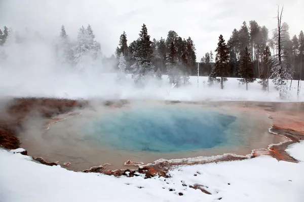 Winter season at hot lake of Yellowstone — Stock Photo, Image