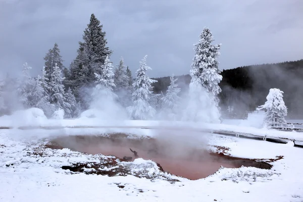 Sezon zimowy w gorące jeziora yellowstone — Zdjęcie stockowe