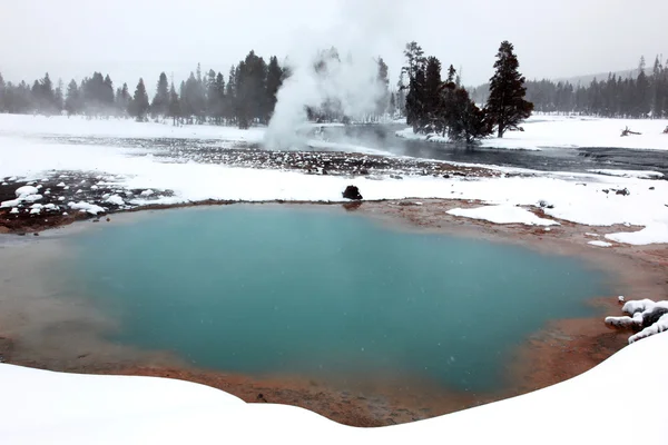 Sezon zimowy w gorące jeziora yellowstone — Zdjęcie stockowe