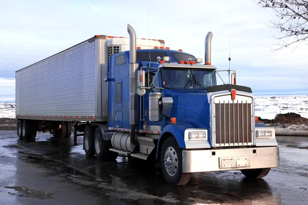 Классический большой американский грузовик на открытом воздухе — стоковое фото