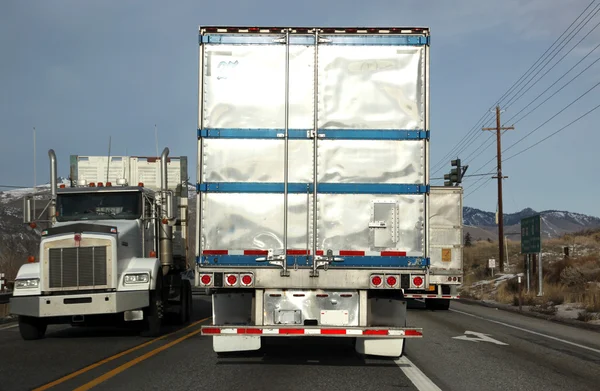 Klasická usa nákladních automobilů na silnici — Stock fotografie