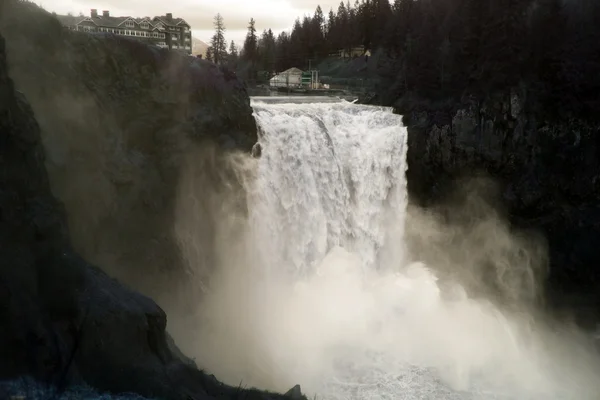 Üstünde belgili tanımlık kenar ve snoqualmie falls köşkü — Stok fotoğraf