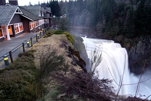 Lodge on the edge at Snoqualmie Falls — Stock Photo, Image