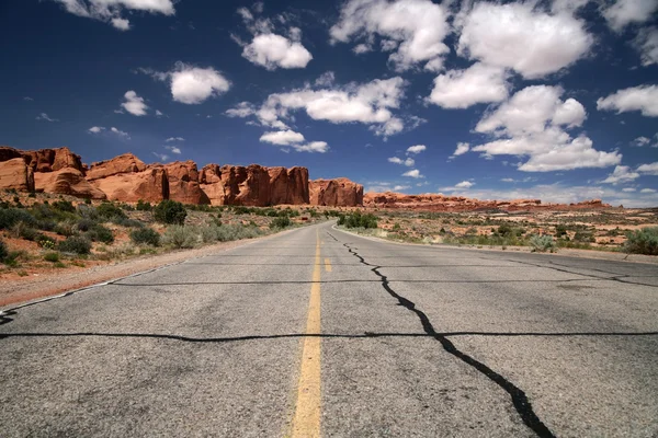 Estrada no deserto, Parque Nacional dos Arcos — Fotografia de Stock