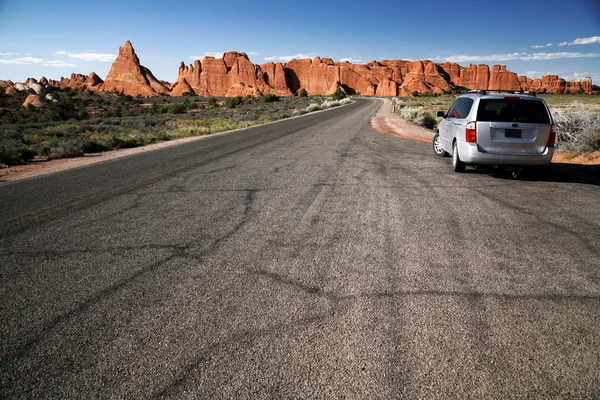 Coche en la carretera en el desierto, Arches Na — Foto de Stock