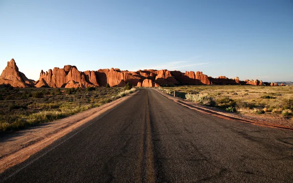 Camino en el desierto, Parque Nacional Arches — Foto de Stock