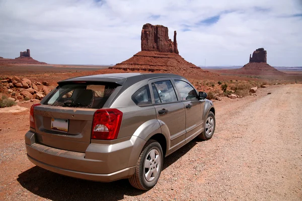 Voiture dans Monument Valley, Navajo Tribal Pa — Photo