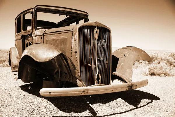 Antique american car in the desert — Stock Photo, Image