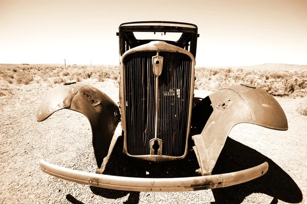 Övergivna retro amerikansk bil i öknen — Stockfoto