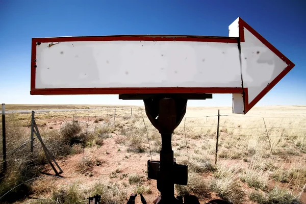 Flecha de signo en blanco vintage en el campo de centeno —  Fotos de Stock
