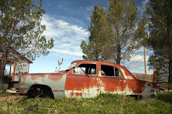 Παλιό αυτοκίνητο σε εξωτερικούς χώρους — Φωτογραφία Αρχείου