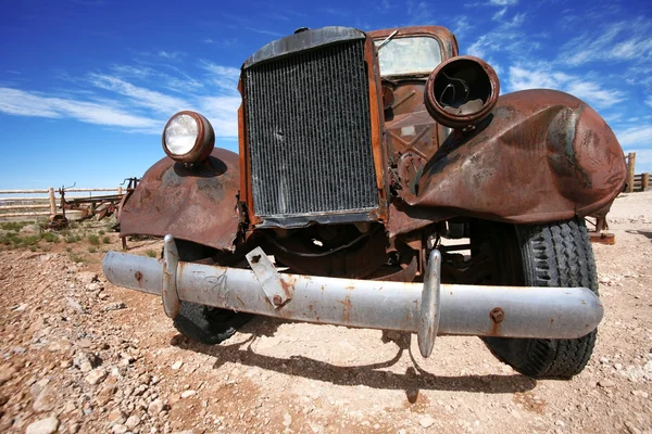 Eski Amerikan paslı kamyon açık havada — Stok fotoğraf