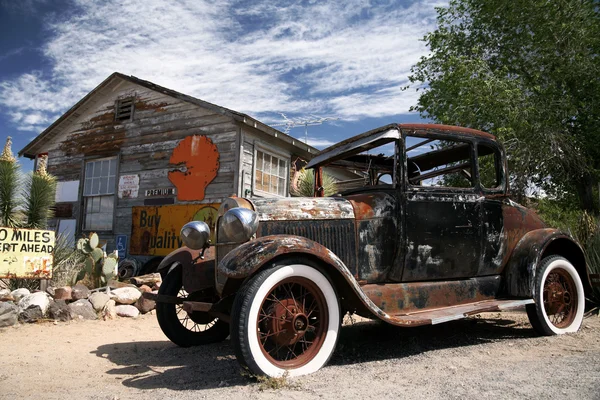 Старий американський Форд поруч vintage будинок — стокове фото