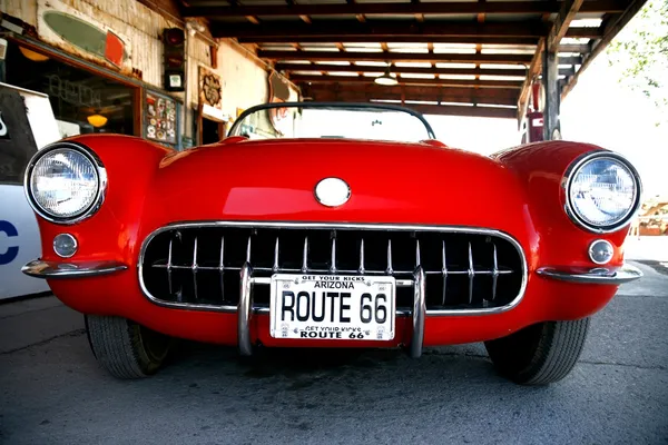 Zurück in den 50er Jahren - altes Chevrolet in der Route 66, — Stockfoto