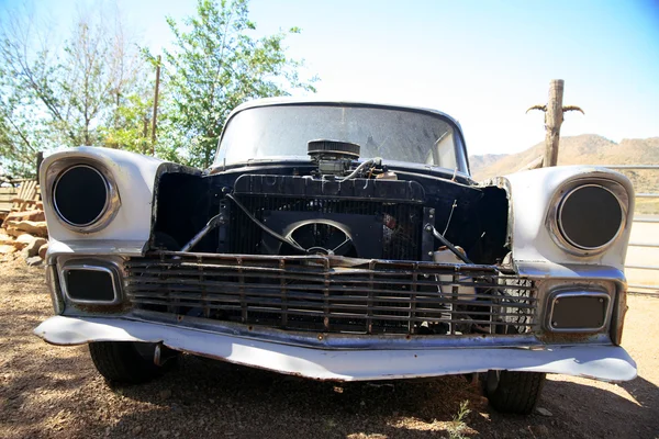 Velho carro americano clássico no deserto — Fotografia de Stock