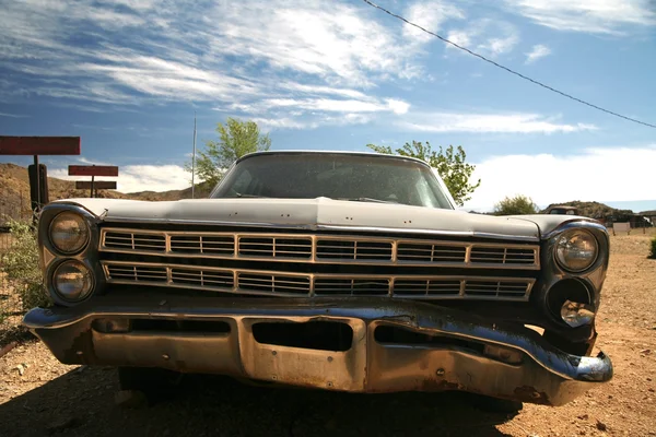 Классический винтажный американский автомобиль в пустыне — стоковое фото