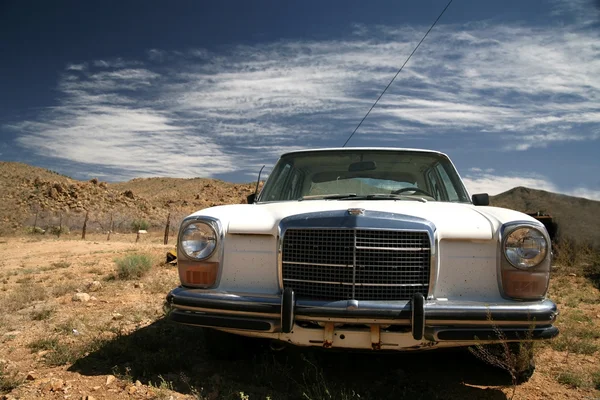 砂漠の中の古いアメリカ車 — ストック写真